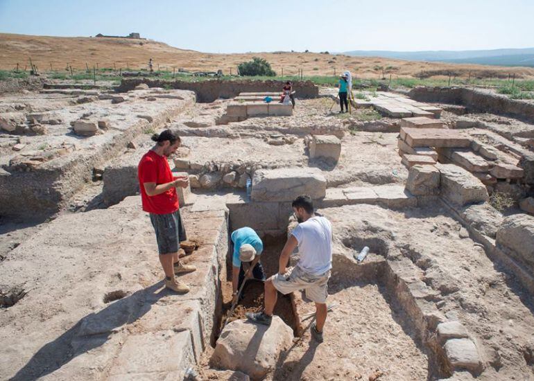 Jóvenes en tareas de excavación en Cástulo.