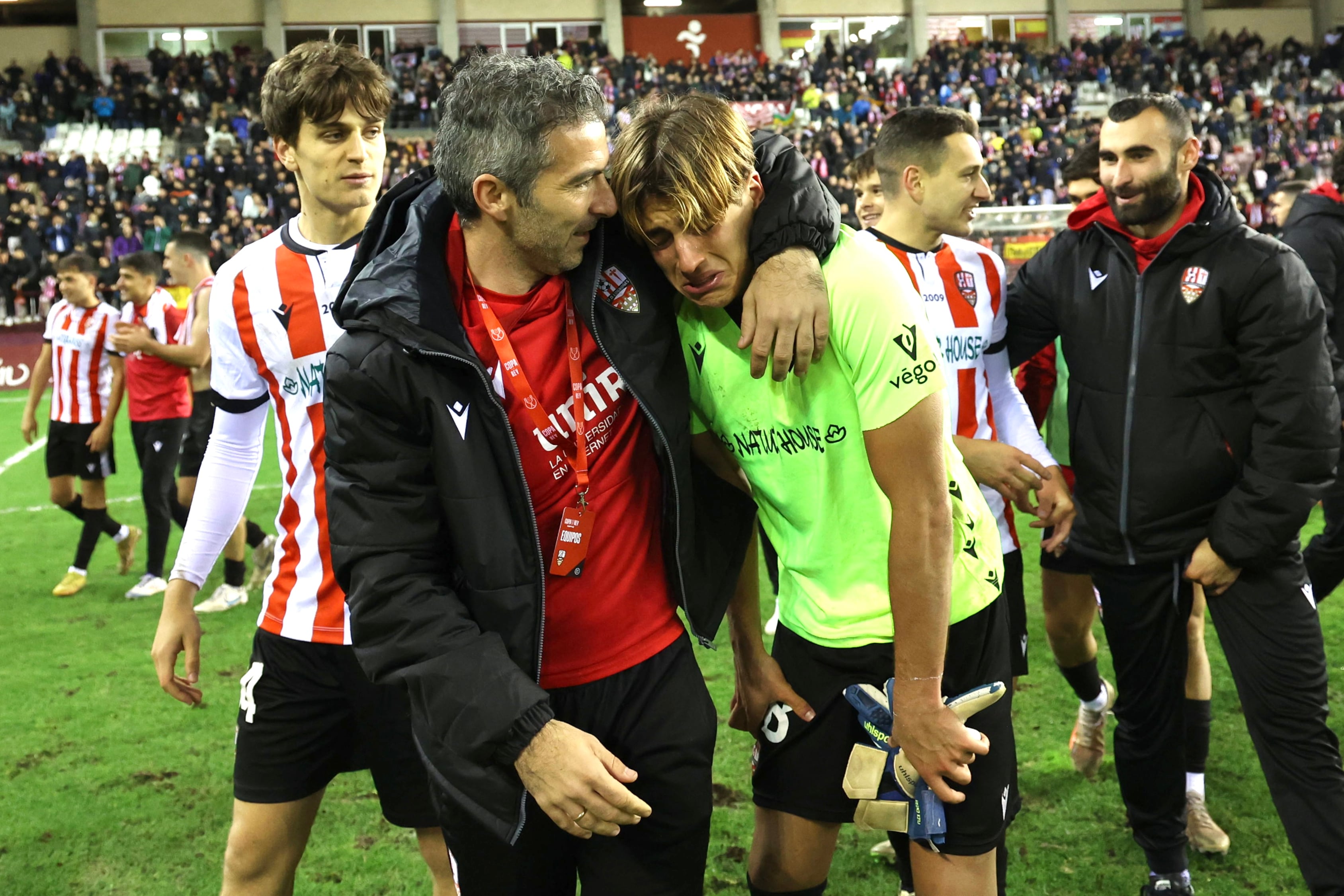 LOGROÑO 04/12/2024.- El jugador de la UD Logroñés, Paul Arnau, emocionado tras la tanda de penaltis en la que ha tenido que sustituir a su compañero Kike Royo y en la que han derrotado al Girona en el encuentro que han disputado hoy miércoles en el Estadio Municipal de Las Gaunas, en Logroño.-EFE/ Raquel Manzanares
