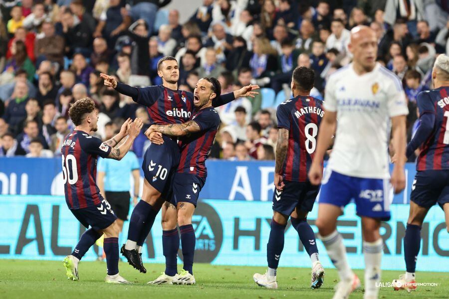 Los futbolistas del Eibar celebran el gol de la victoria en Zaragoza