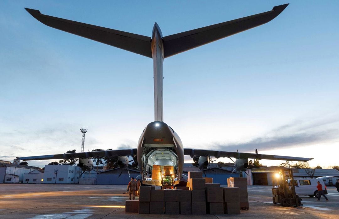 Fotografía facilitada por Airbus que muestra la descarga de un avión A400M que aterrizó este lunes en Getafe, procedente de Toulouse, con mascarillas que forman parte de una partida procedente de China.