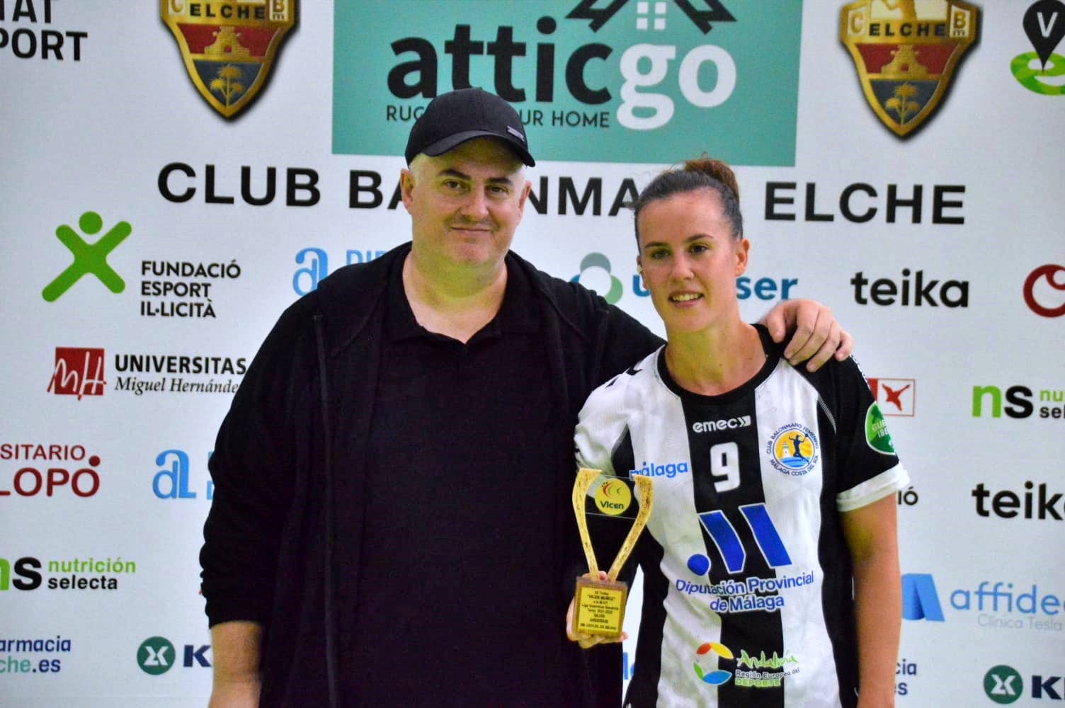 Vicen Muñoz entregó el trofeo a Silvia Arderius