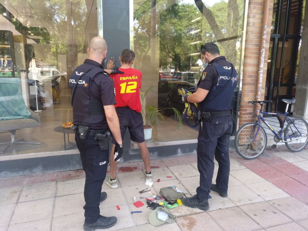 Un Policía Nacional jubilado fue quien sorprendió a una persona sacando unas bicicletas del garaje y llamó a la Sala Operativa del 091 para pedir ayuda