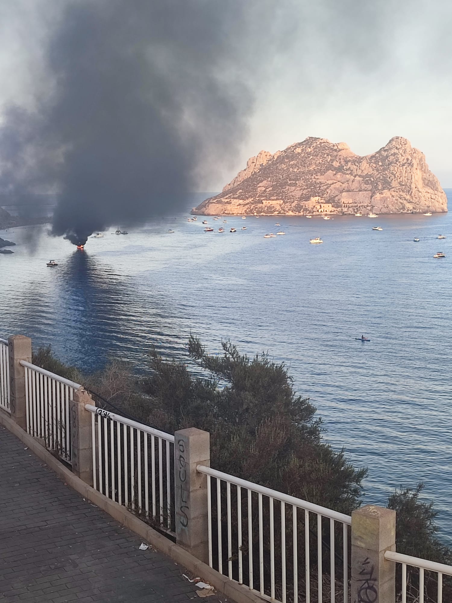 Cuatro heridos al quemarse un velero fondeado en Águilas.