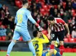 Disputa entre jugadores del Athletic de Bilbao y Las Palmas en el encuentro disputado en San Mamés.