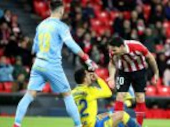 Disputa entre jugadores del Athletic de Bilbao y Las Palmas en el encuentro disputado en San Mamés.
