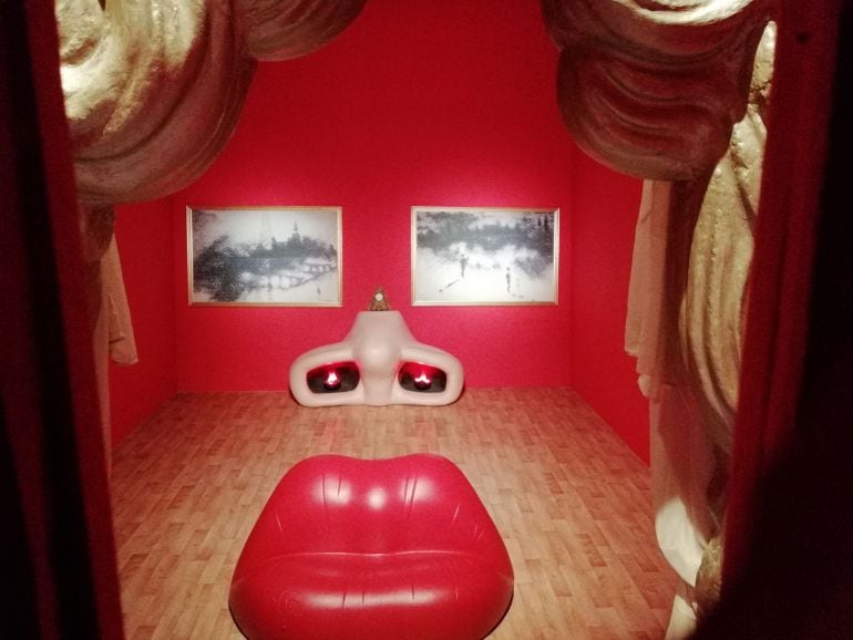 La Sala Mae West, reproducida en la exposición &#039;Revolucionarios del Siglo XX&#039;