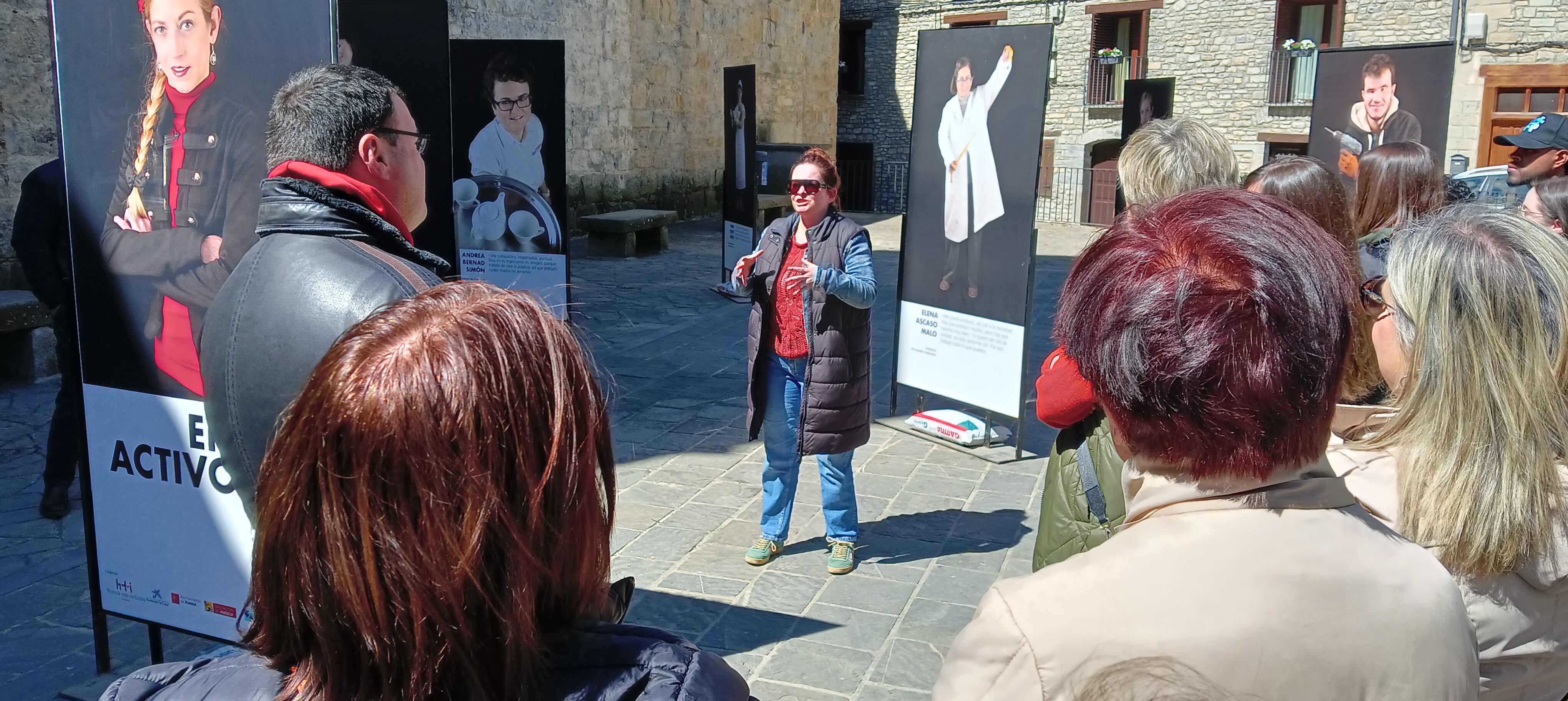 Momento de la inauguración de la exposición de Cadis Huesca "En Activo". Foto: Comarca de Sobrarbe