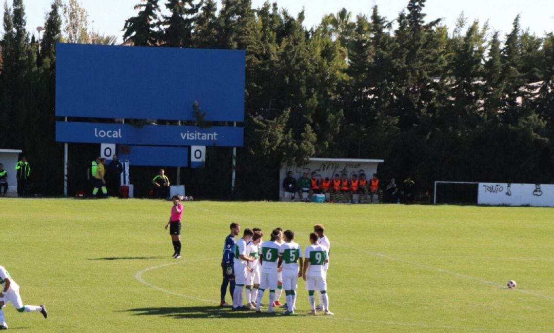 Los jugadores del Ilicitano se conjuran antes de un partido en Torrellano