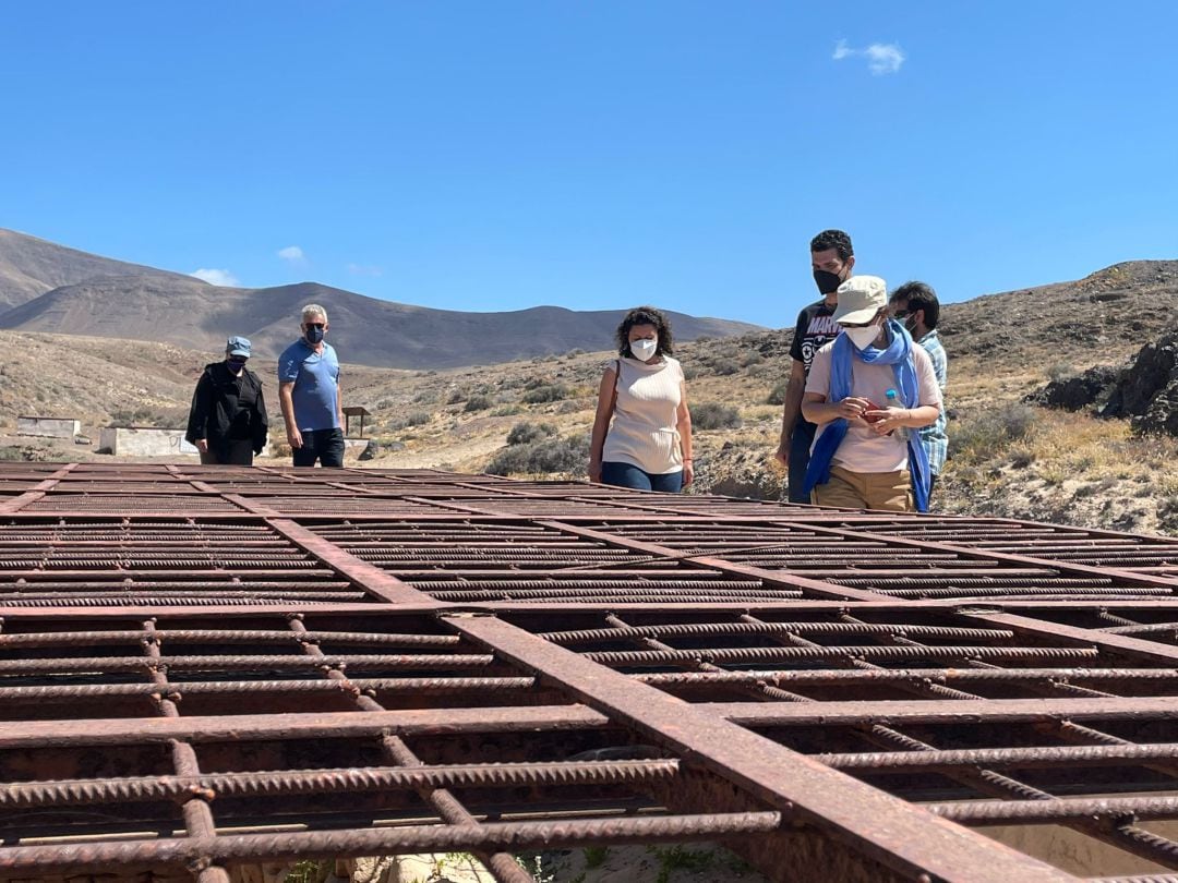 El primer teniente de alcalde de Yaiza, Ángel Domínguez, y la concejala de Patrimonio, Silvia Santana, visitando el yacimiento.