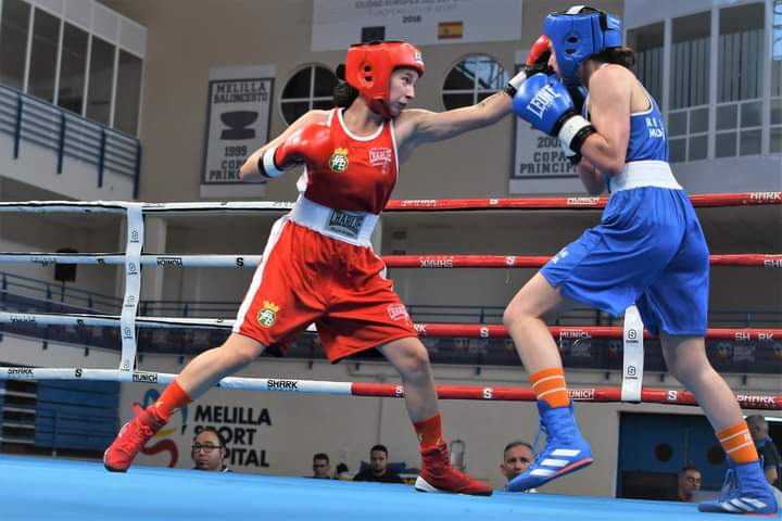 Natalia Sorroche, de la EDM Lola Boxing, asiste al Campeonato de España de Boxeo Olímpico Élite.