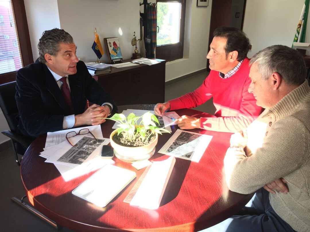 José Medina (i) junto a representantes del sector del taxi de La Línea.