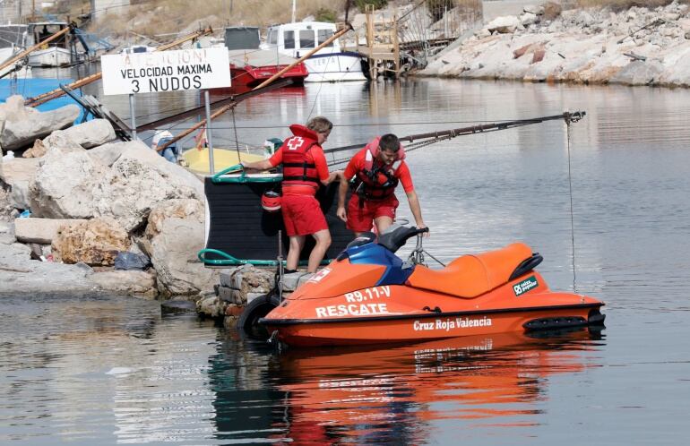 Los socorristas tras extraer el cadáver del mar en el lugar del suceso