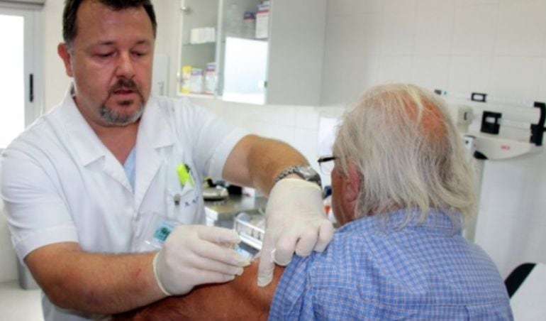 Metges, infermers i persones grans són alguns dels col·lectius de risc.