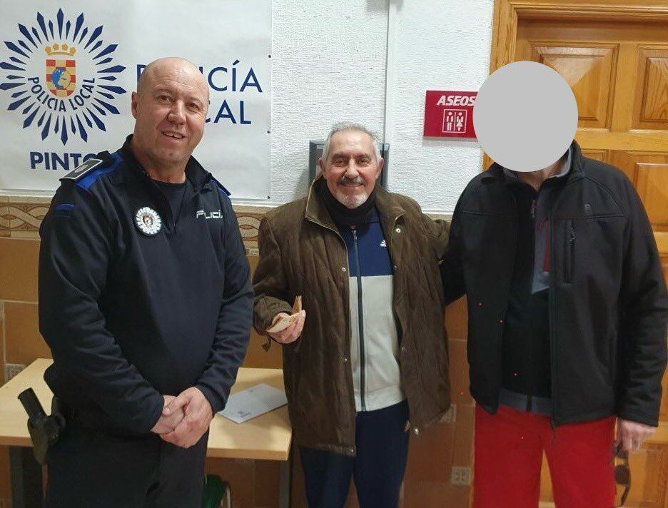 El hombre que olvidó el dinero, en el centro, junto al que lo encontró