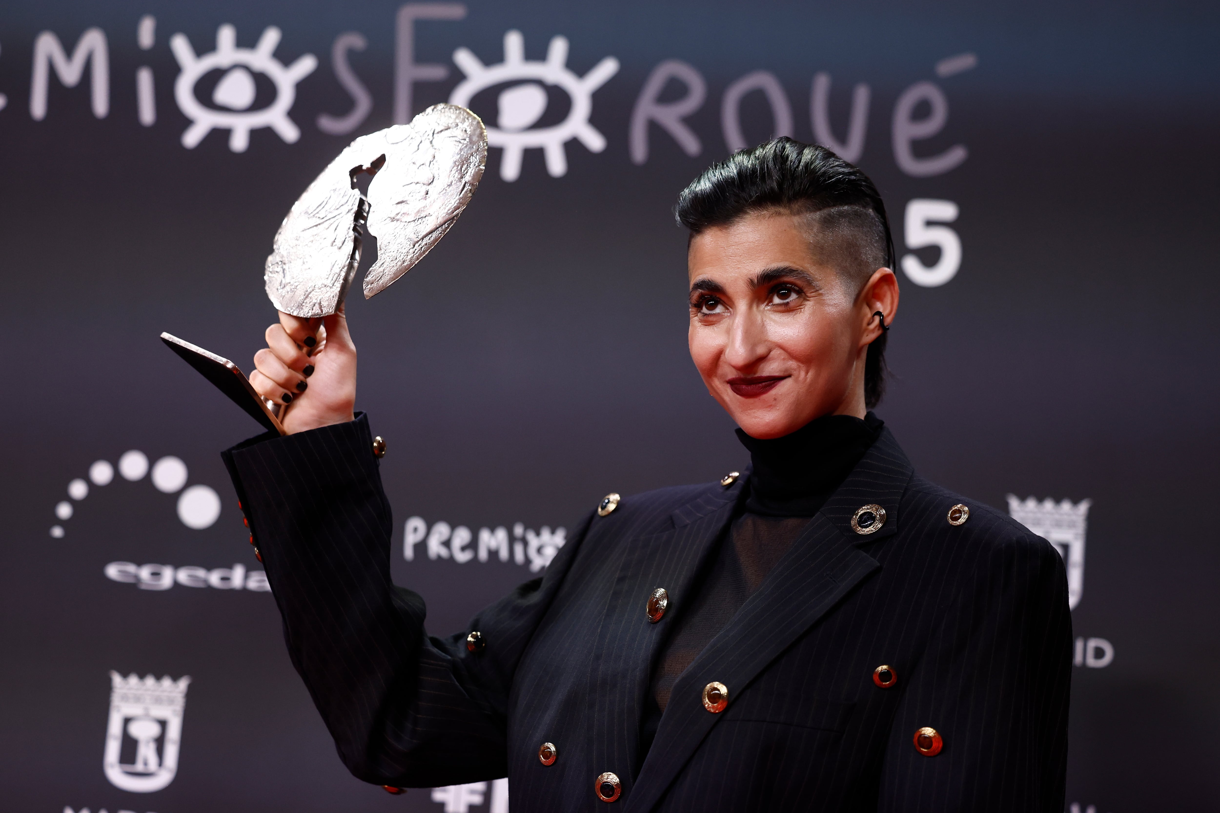 La actriz Alba Flores posa con el premio a mejor ´Largometraje Documental´ por ´Flores para Antonio´ durante su actuación en la gala de la 31 edición de los Premios Forqué que se celebra este sábado en el Ifema de Madrid.