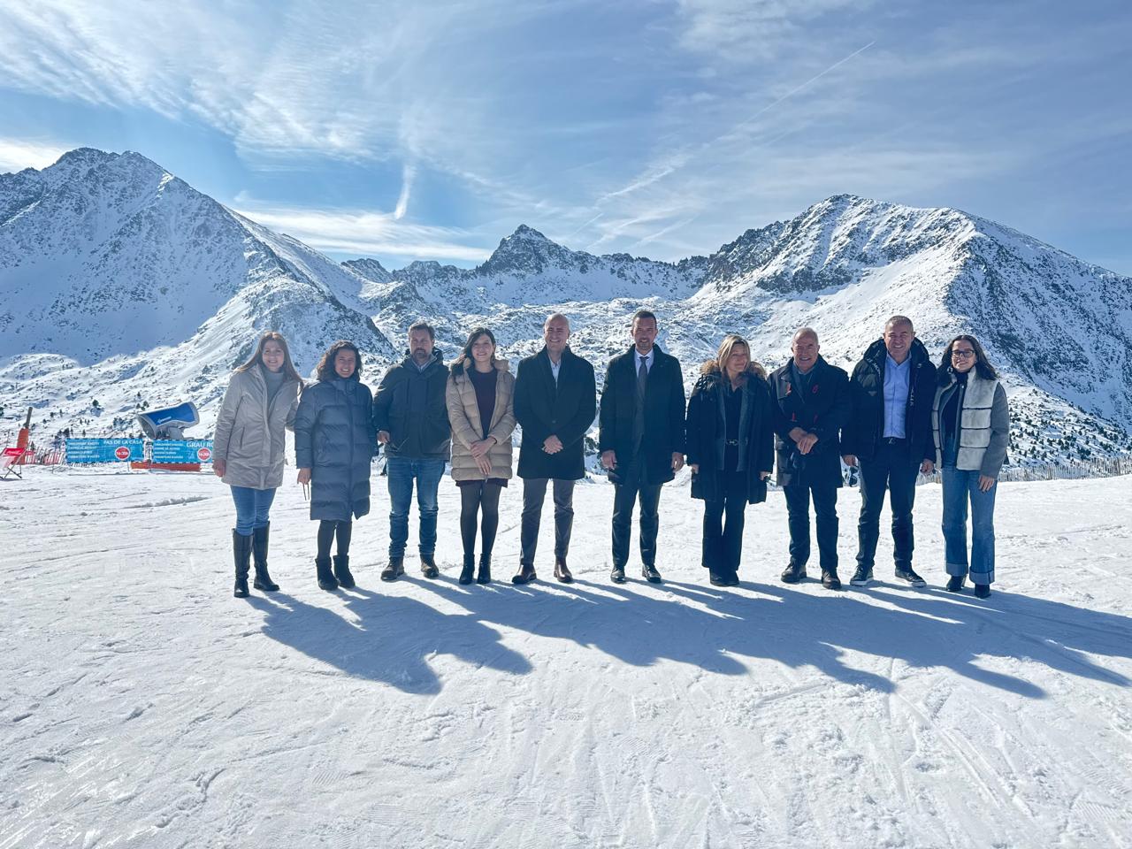 La foto de família de les autoritats després de la reunió entre el ministeri de Turisme, el departament de Turisme i Reactivació Econòmica del comú d&#039;Encamp i l&#039;ONU Turisme.