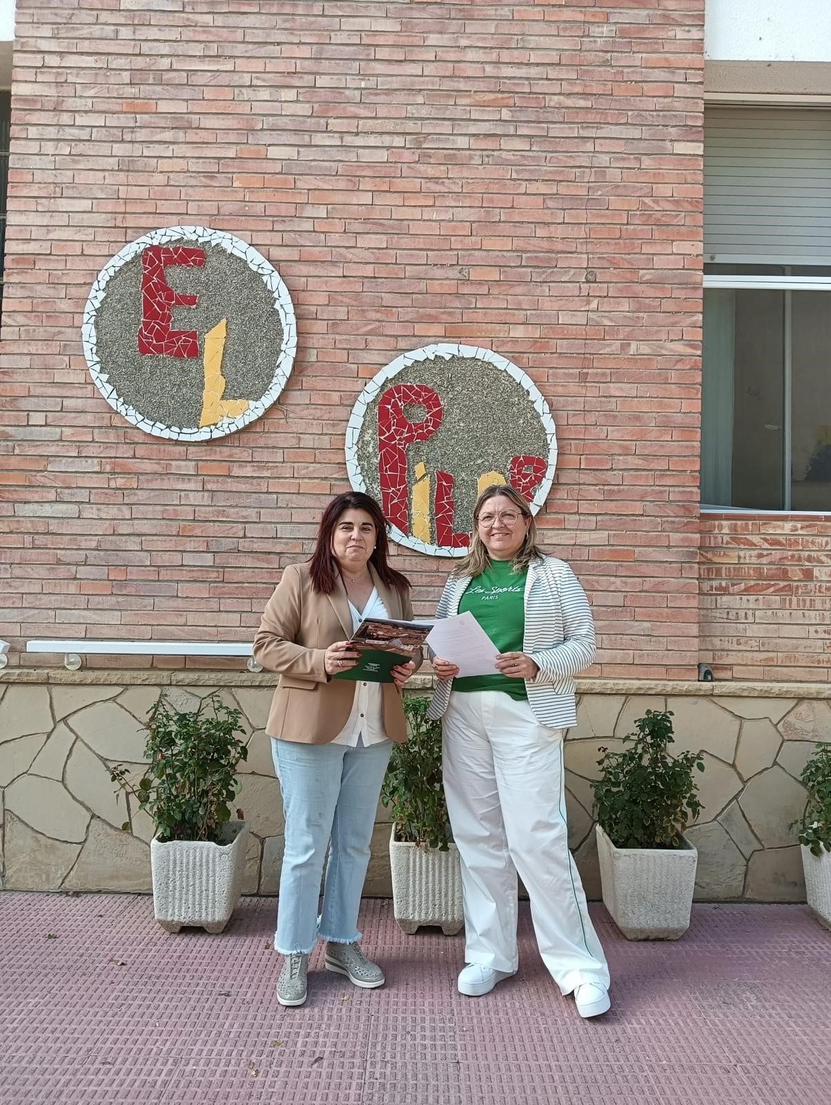 Susana Ramón y Pilar Pons tras la firma del convenio. Foto: Ayuntamiento de Altorricón