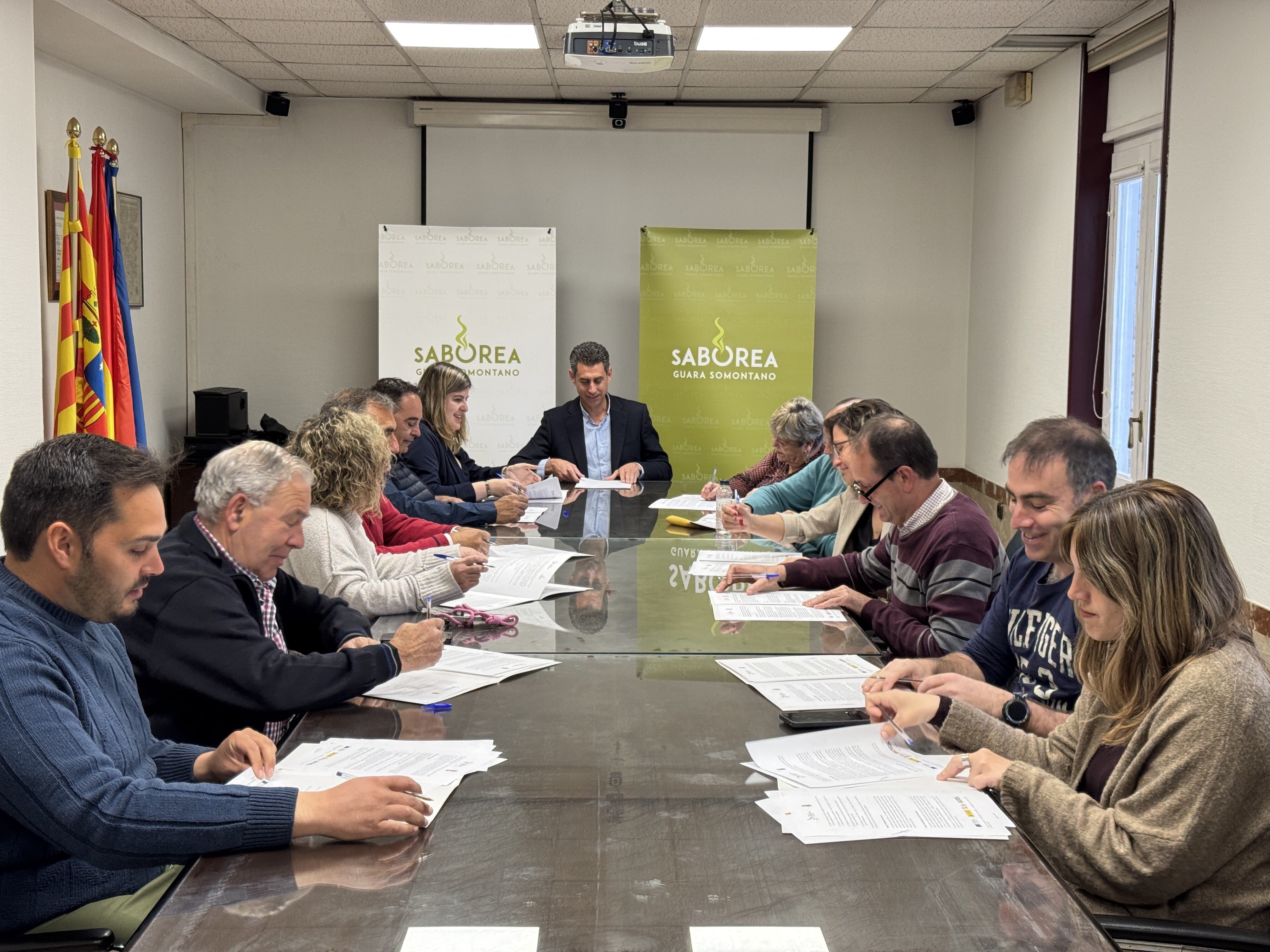 Momento de la firma de los convenios