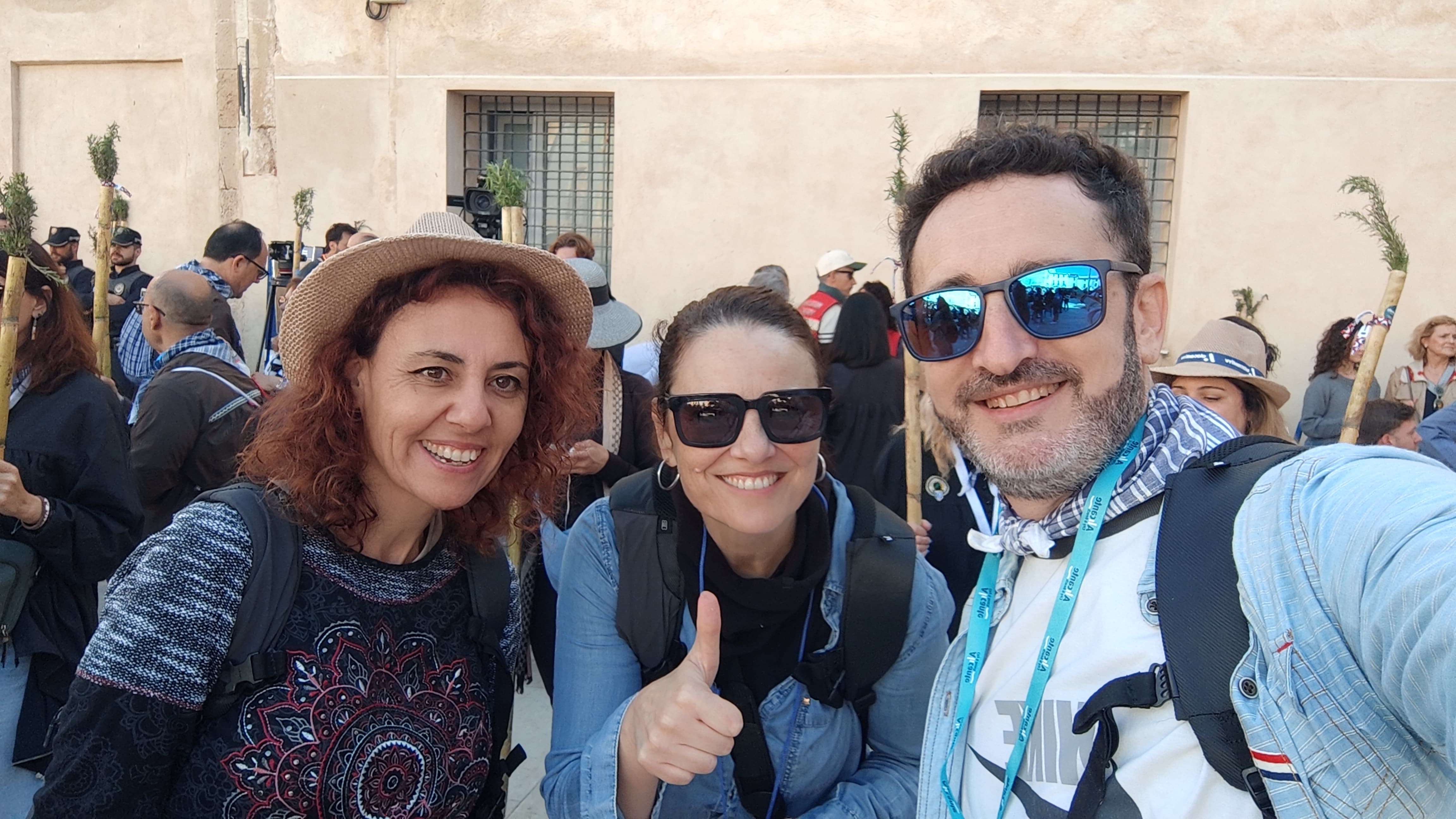 Sonia Martín, María Cáceres y Omar Sancho, en el caserío de la Santa Faz