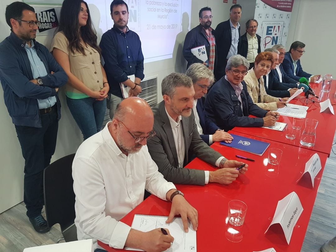 Los distintos partidos políticos durante la firma del pacto en mayo de 2019