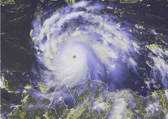El huracán 'Felix' <i>cazado</i> por el satélite sobre el mar Caribe
