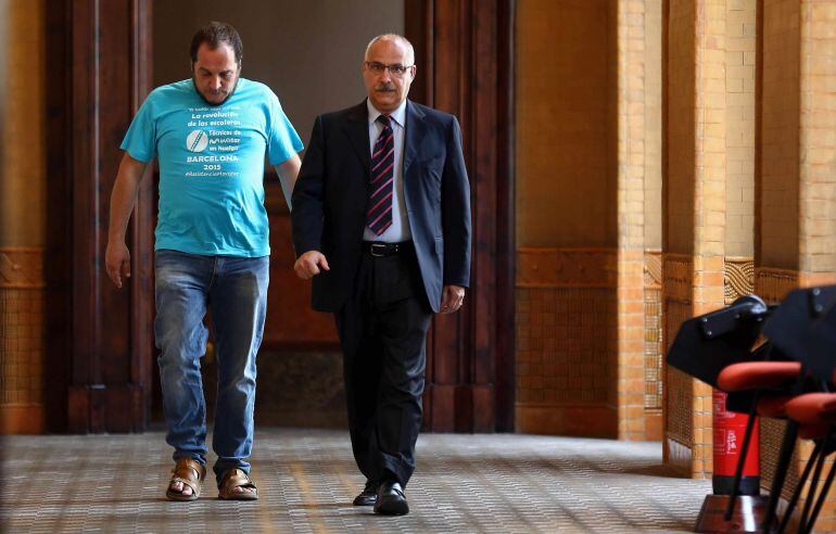 El exdiputado socialista Luis García Sáez (d), presunto cerebro de la trama del &quot;caso Pretoria&quot;, acompañado del presidente de la comisión de investigación sobre corrupción y fraude fiscal del Parlament, David Fernández (i)