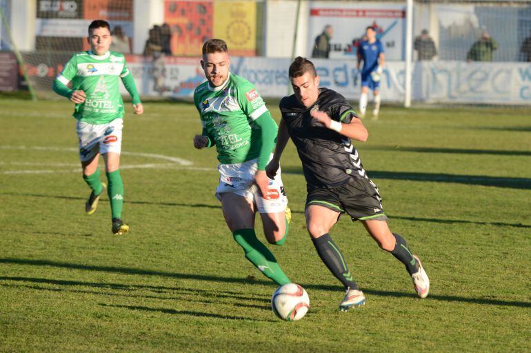 El lateral leonés Cristian persigue al racinguista Dani Rodríguez