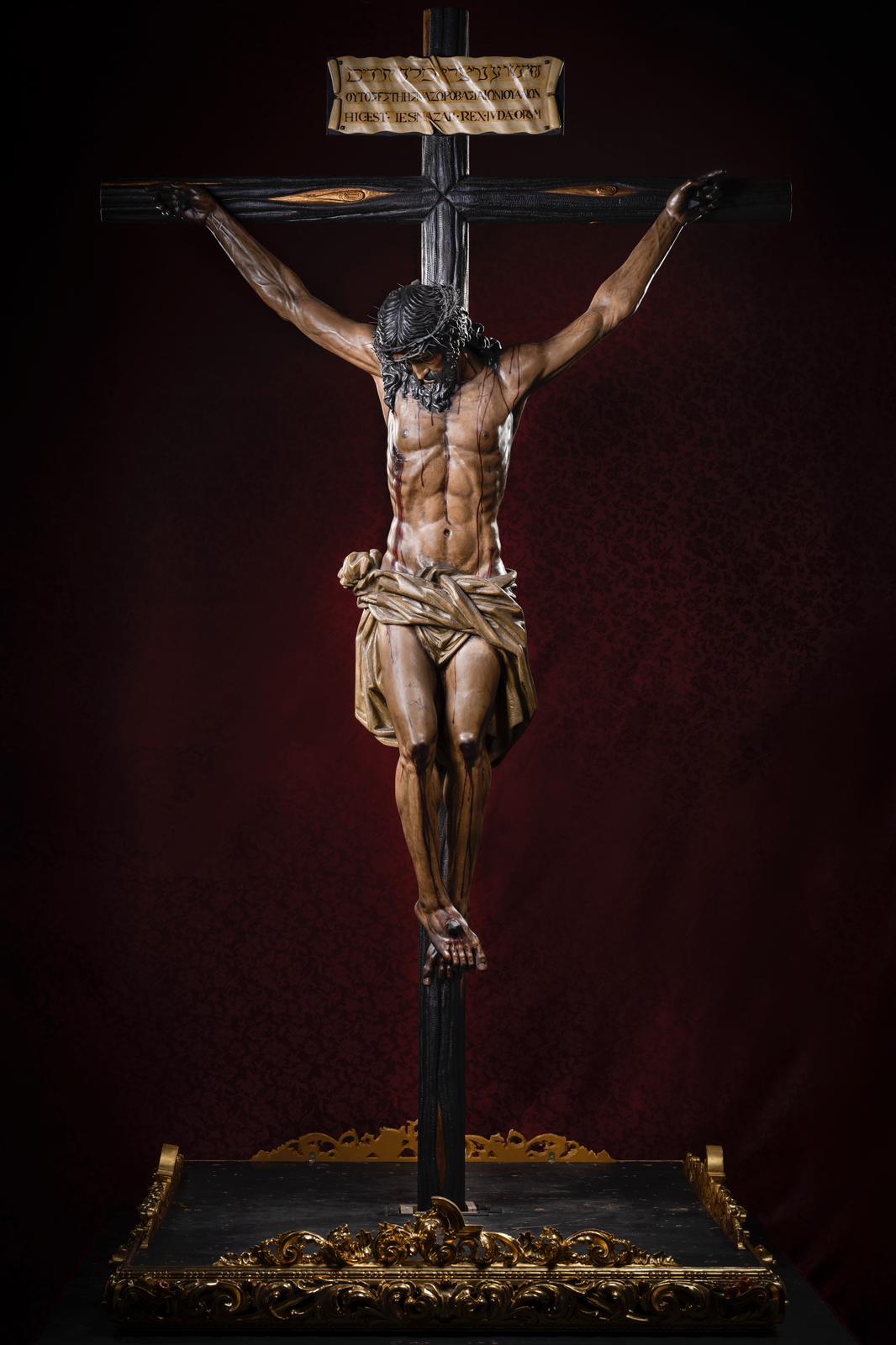 El Cristo de las Almas ya se encuentra en las andas en las que presidirá el Vía Crucis del Consejo