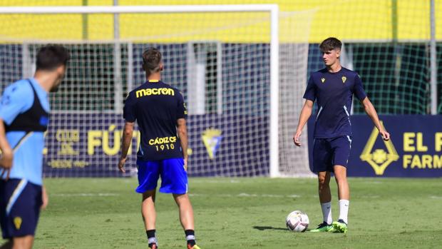 Carlos García en un entrenamiento del Cádiz CF.