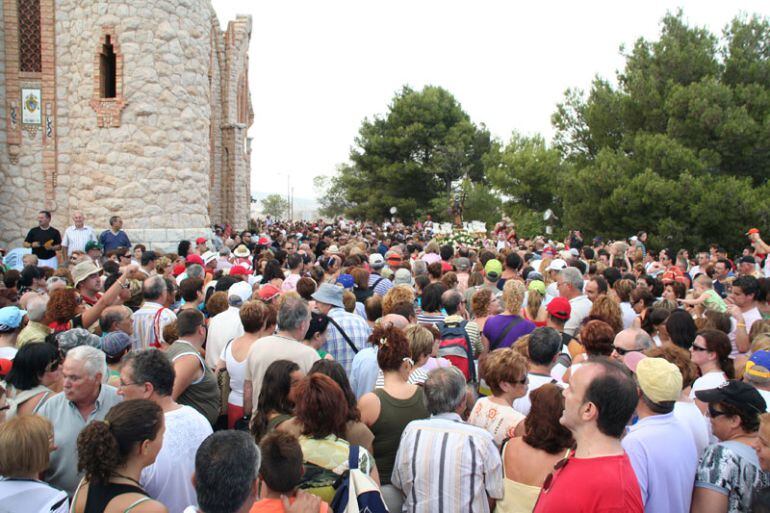 Miles de personas acompañan a la Santa