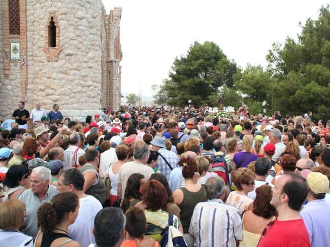 Miles de personas acompañan a la Santa