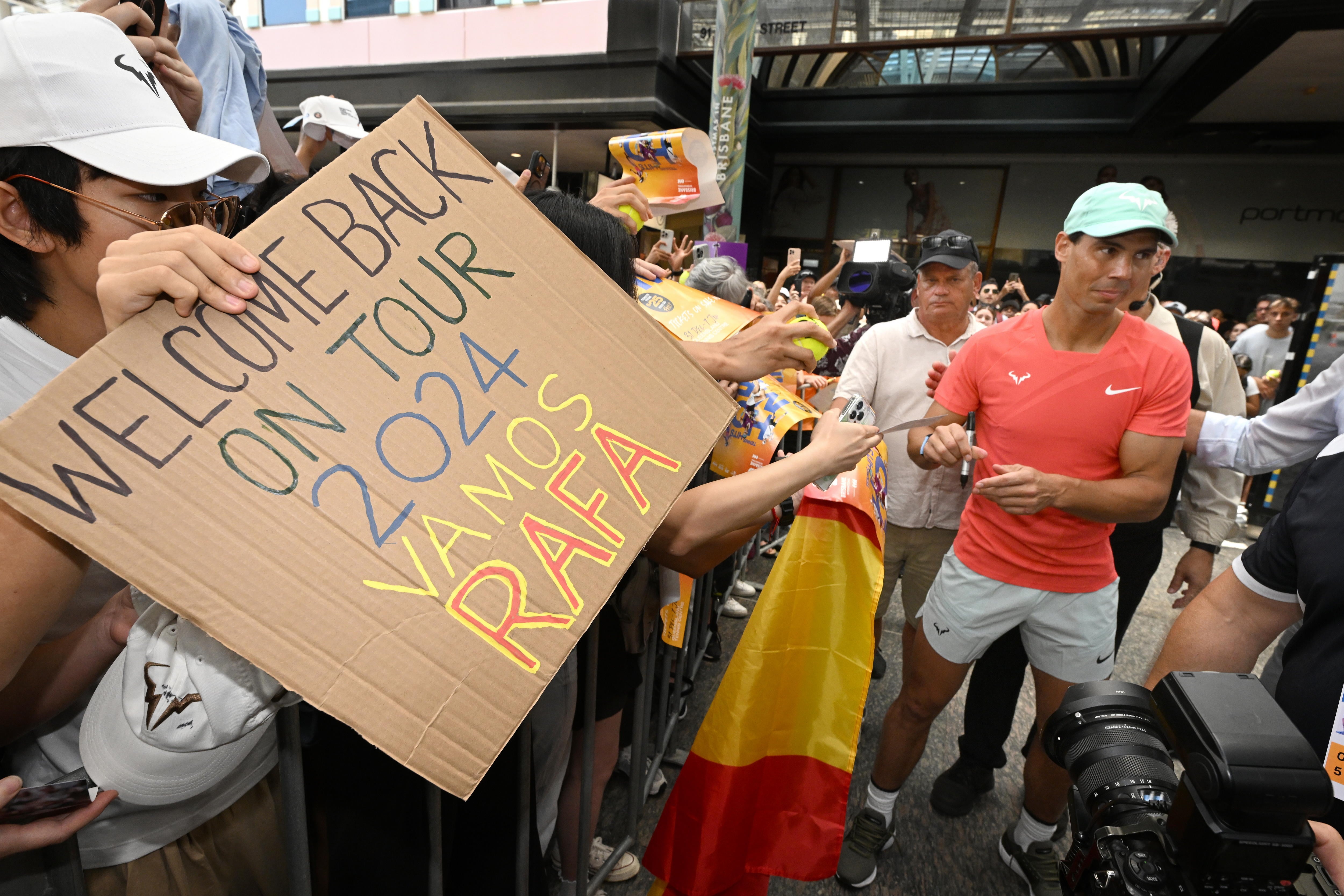 Rafael Nadal firma autógrafos antes del torneo de Brisbane