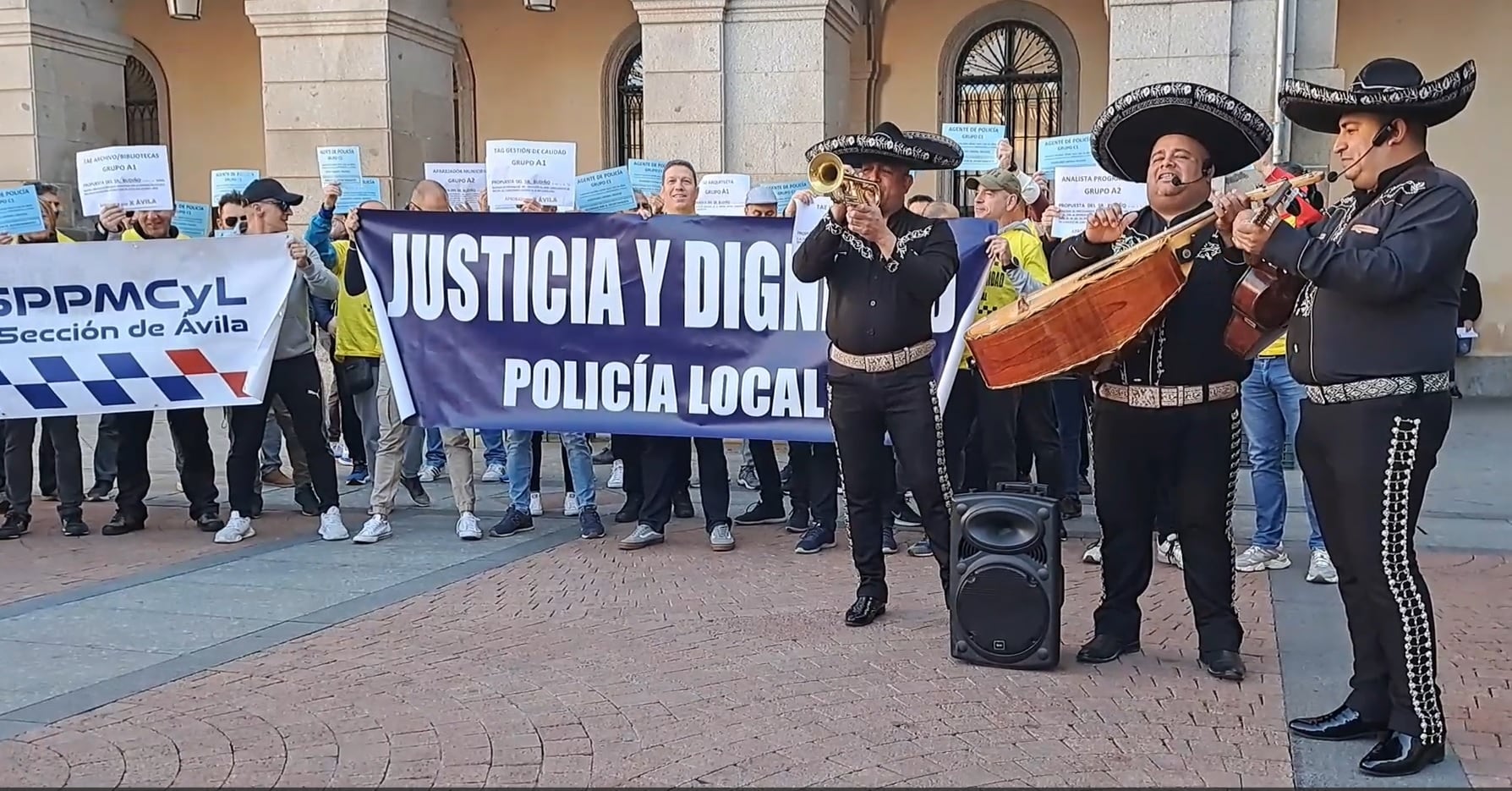 Los manifestantes llevaban camisetas amarillas con el lema &quot;Justicia y dignidad. Policía Local&quot;