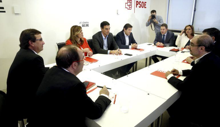 El secretario general del PSOE, Pedro Sánchez (c-fondo), durante la reunión que ha mantenido con los presidentes autonómicos socialistas