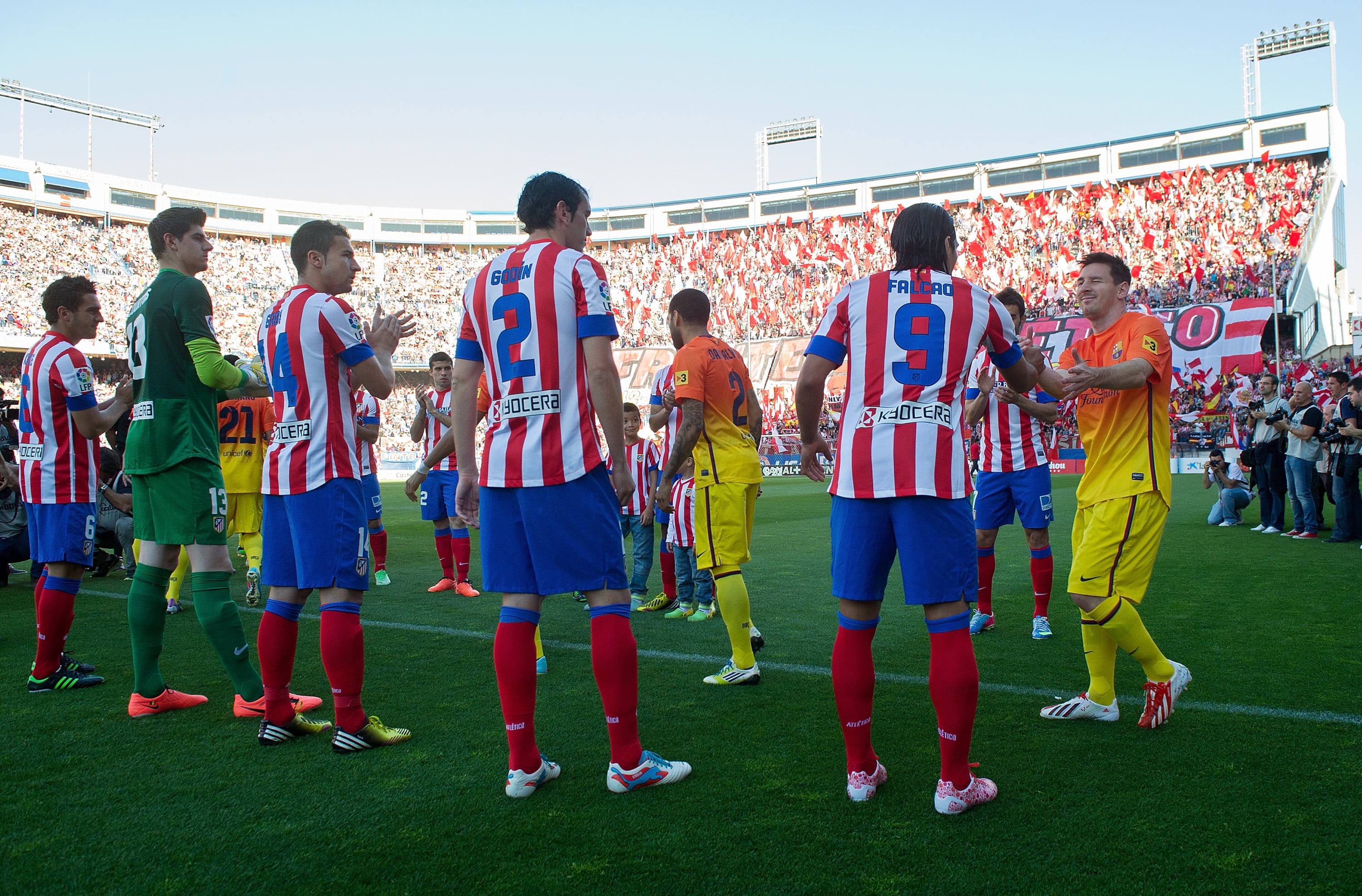 Fotografía de archivo del pasillo de campeón que hizo el Atlético de Madrid al FC Barcelona.