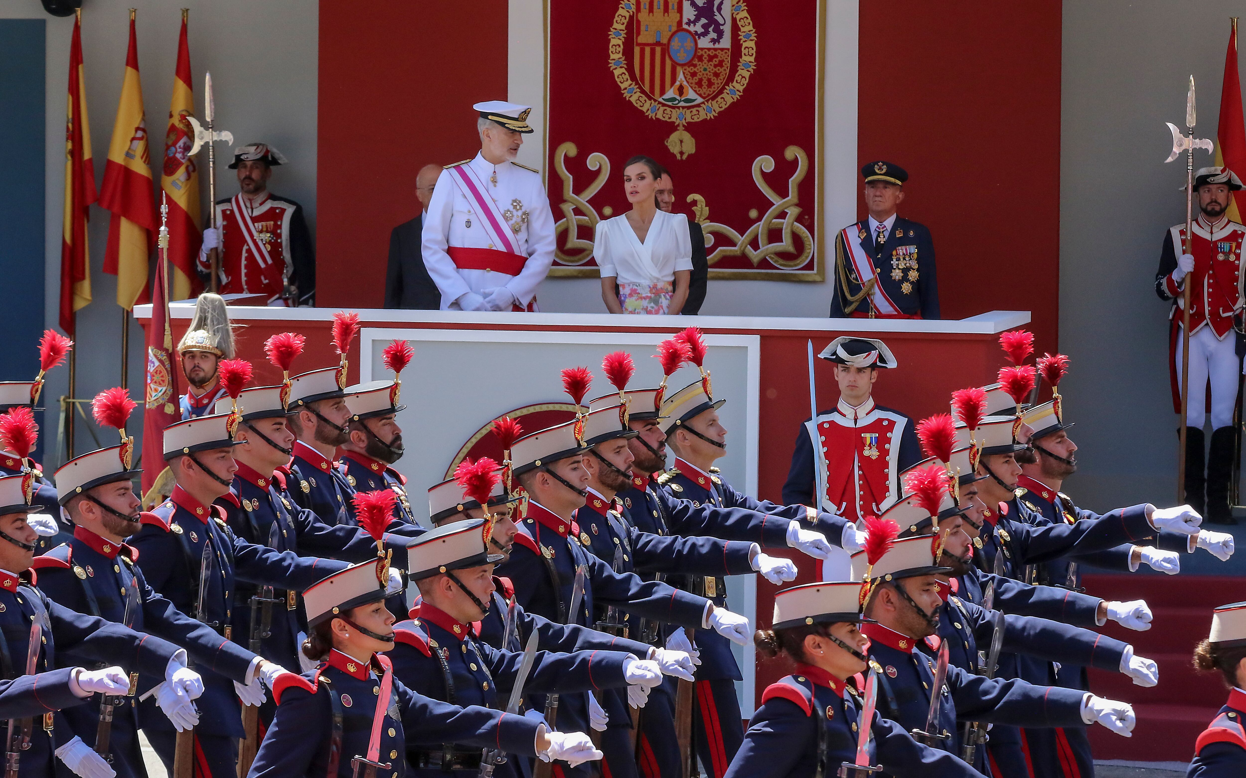 GRANADA, 03/06/2023.- Los reyes, Felipe y Letizia durante el desfile del Día de las Fuerzas Armadas este sábado en Granada.  EFE/ Pepe Torres
