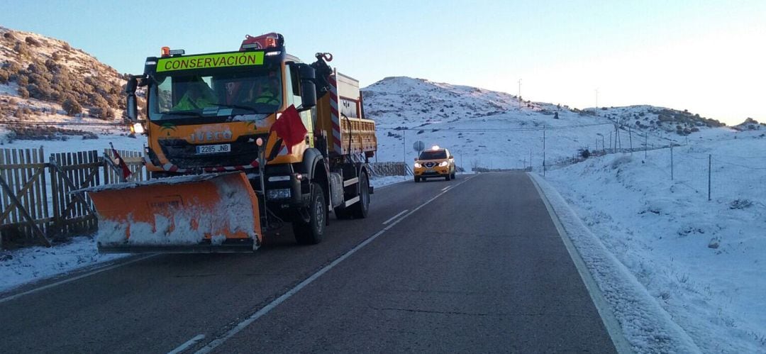 Máquina quita nieve trabajando en las carreteras de la provincia. Foto de archivo.