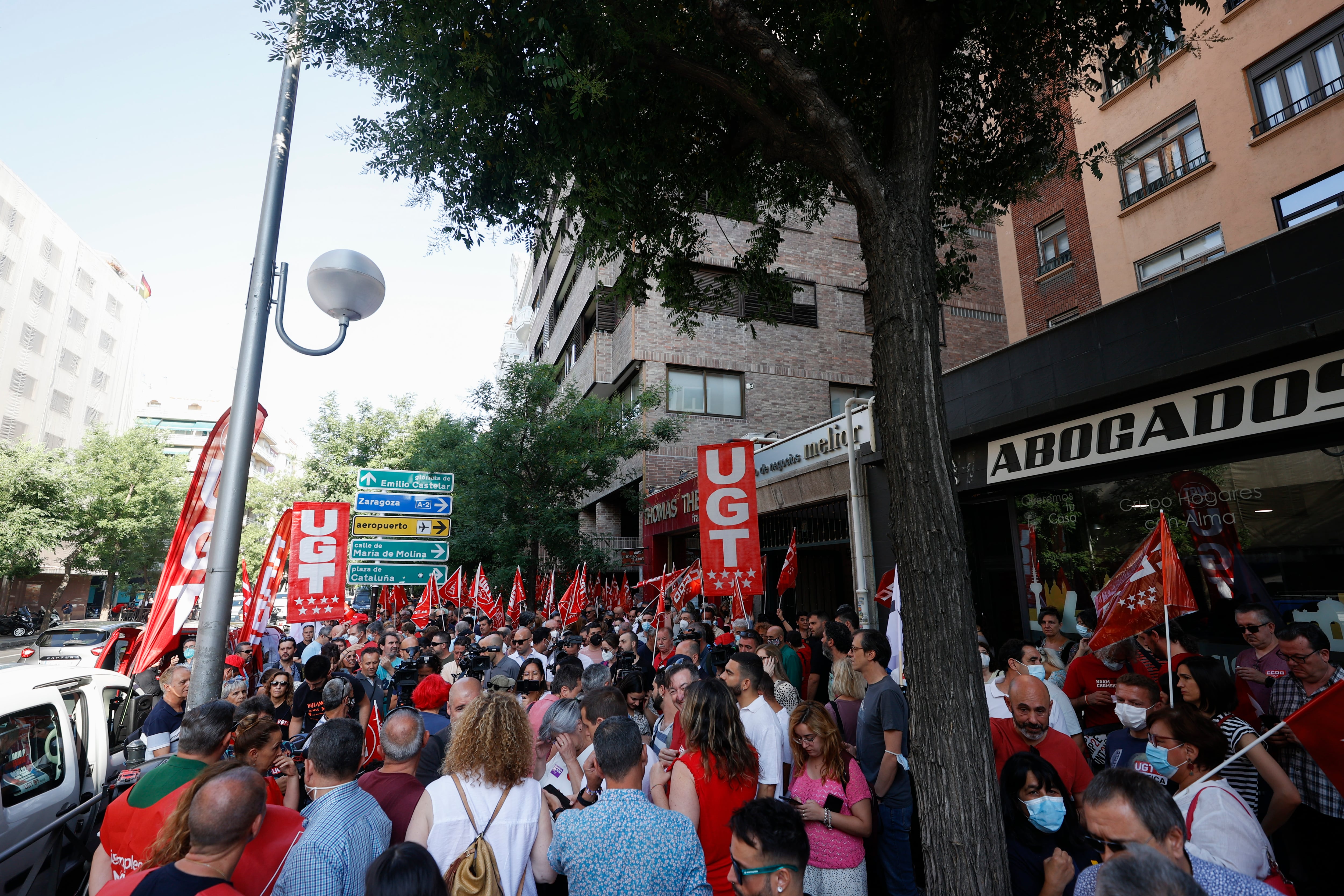 Miembros de CCOO y UGT se concentran este miércoles en Madrid frente a las sedes de las organizaciones patronales bajo el lema &#039;Salario o conflicto&#039;