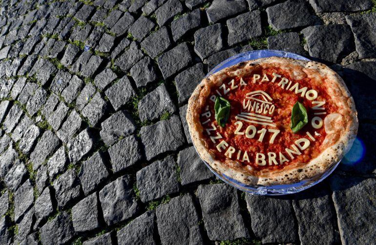 Vista de una pizza colocada en la plaza del Plebiscito en Nápoles, Italia, hoy, 7 de diciembre de 2017