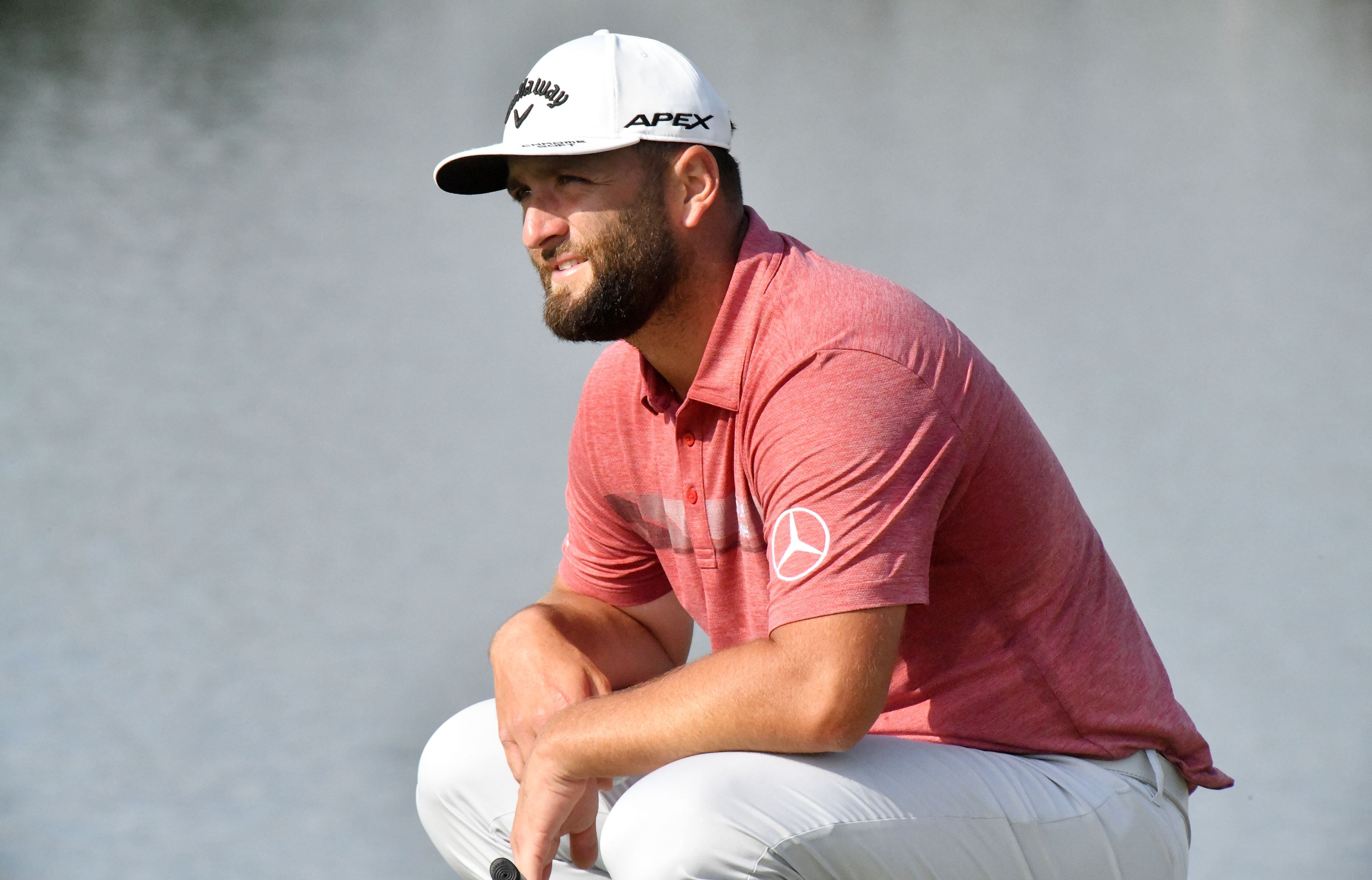 Jon Rahm observa el terreno durante el torneo Arnold Palmer Invitational celebrado en el Arnold Palmer&#039;s Bay Hill Club & Resort de Orlando, Florida (Estados Unidos). EFE/ Gerardo Mora