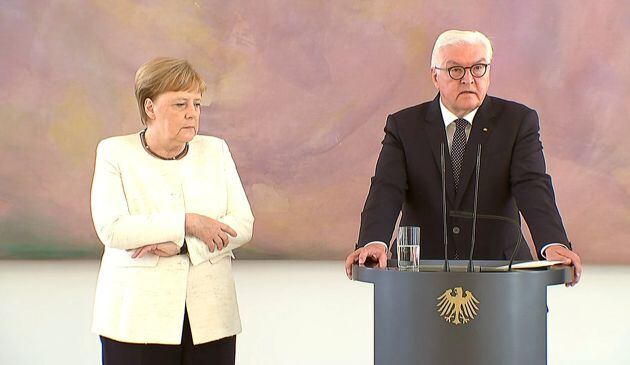 Angela Merkel se sujeta las manos durante un acto este jueves con Frank-Walter Steinmeier.