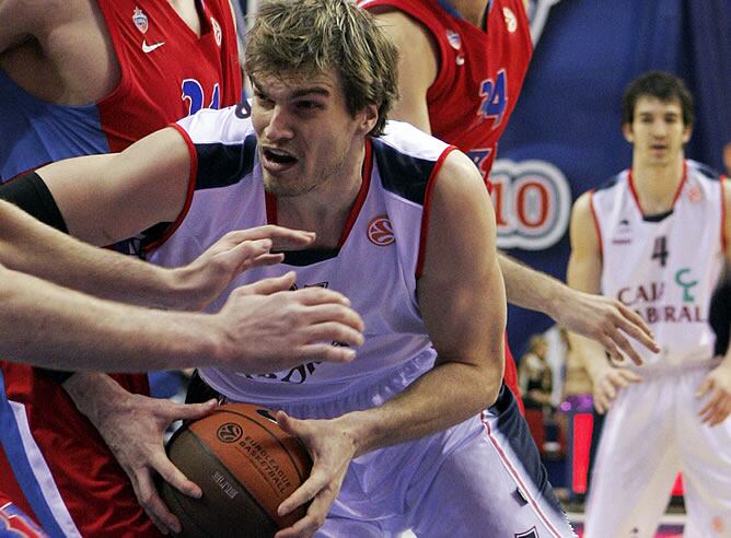 Splitter, durante un partido con el Baskonia