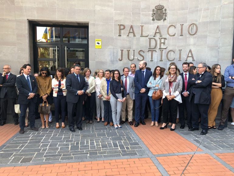 Concentración realizada por los jueces y fiscales a las puertas de la Audiencia Provincial de Santa Cruz de Tenerife.