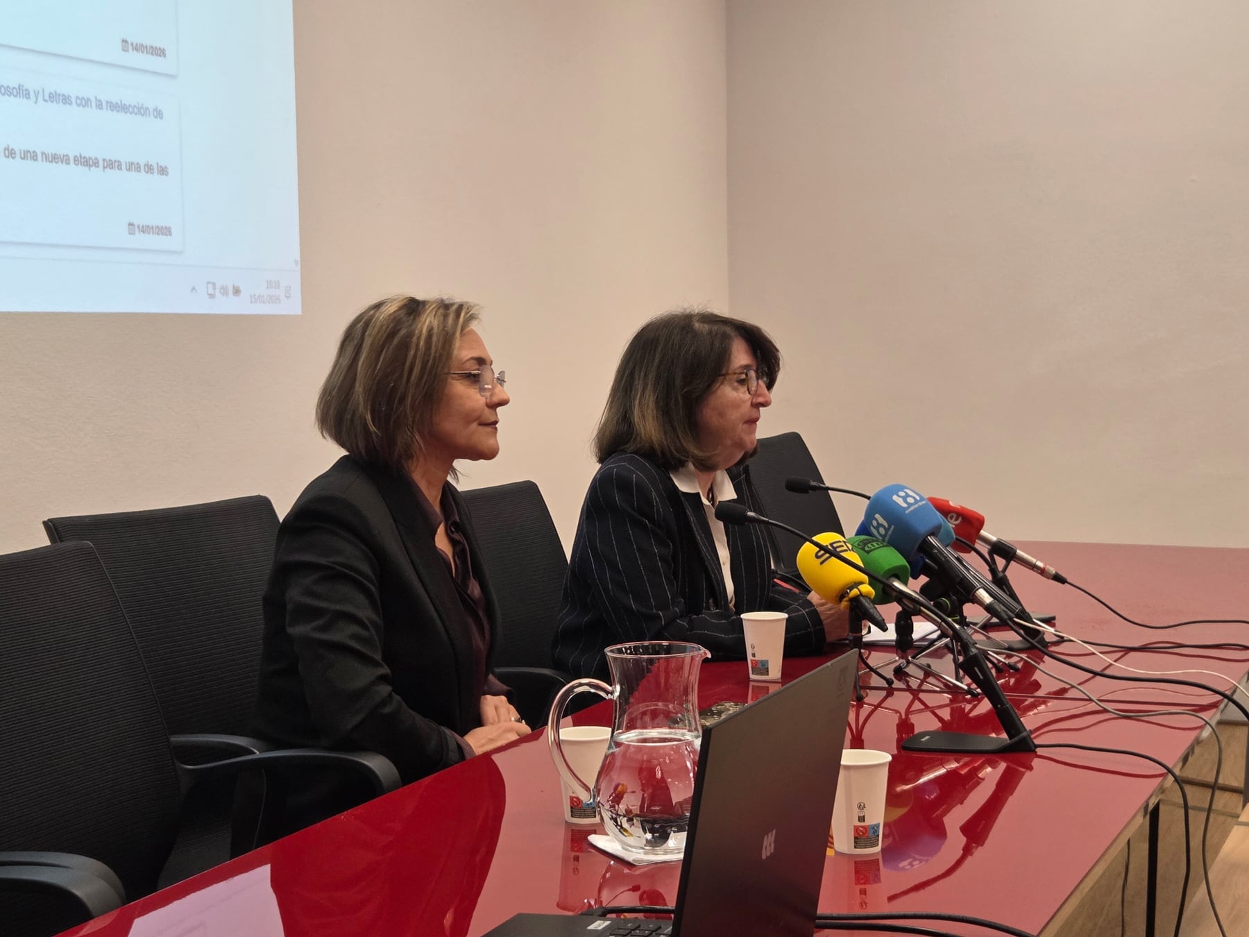 María Martín y Amparo Navarro, durante la atención a los medios en la sede de la Universidad de Alicante en la capital alicantina