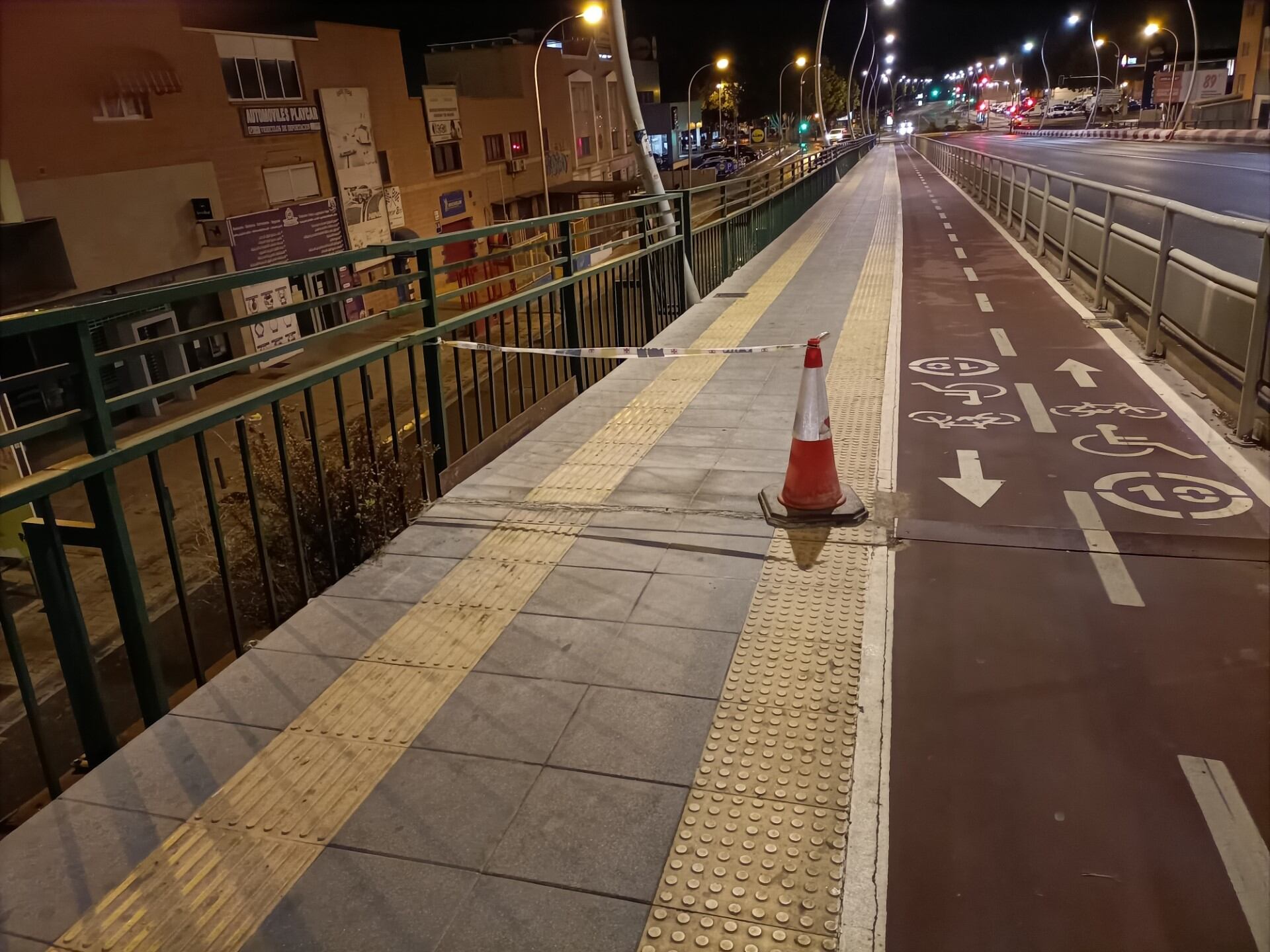 La acera del Puente de la Avenida del Mediterráneo ya está reparada.