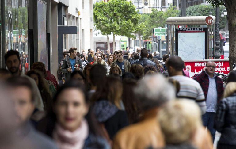 GRA143. VALENCIA, 28/11/2014.- Numerosas personas caminan hoy por una céntrica calle de Valencia con motivo del llamado &quot;Black Friday&quot; (Viernes Negro), día en que las principales marcas gozarán de descuentos de hasta el 20%. EFE/Manuel Bruque 