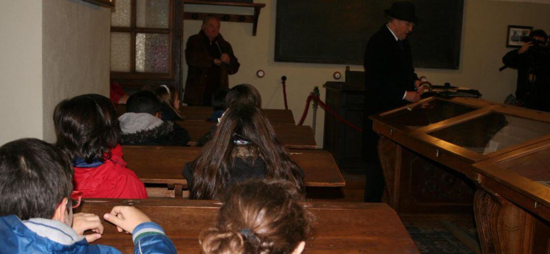 Niños en un aula. Foto de archivo.