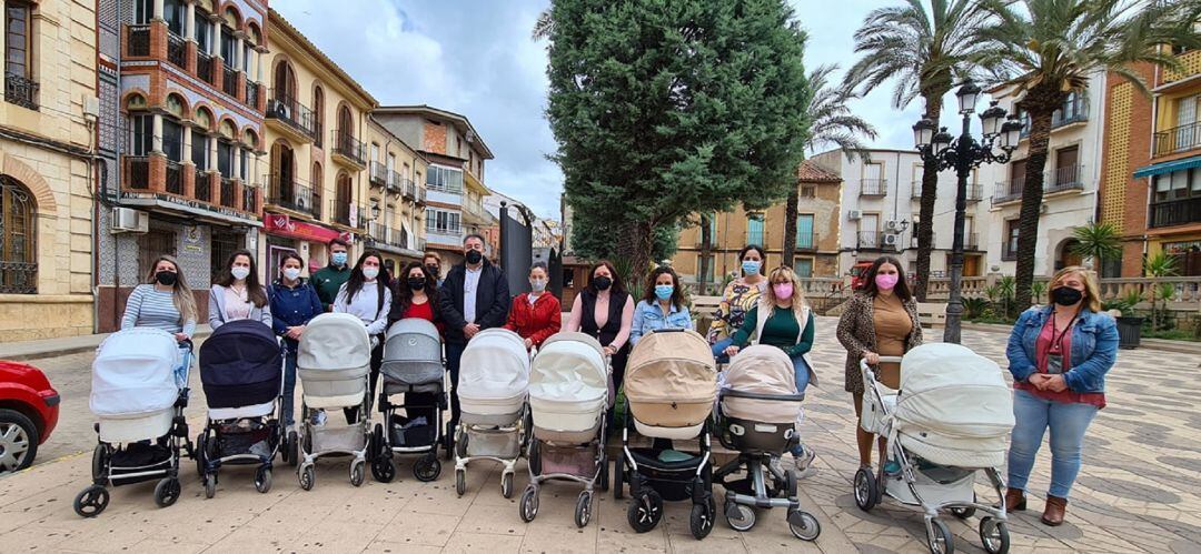 Algunos de los padres y madres que han recibido los cheques bebé.