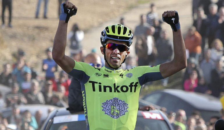 El ciclista español Alberto Contador, del equipo Tinkoff, celebra su victoria en la última etapa de la Vuelta al Algarve en Loule (Portugal) hoy, 21 de febrero de 2016. El británico Geraint Thomas (Sky) se proclamó este domingo vencedor por segundo año co