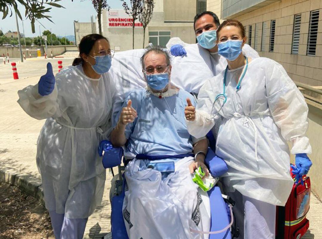 Fernando acompañado por personal sanitario en el exterior de Urgencias Respiratorias
